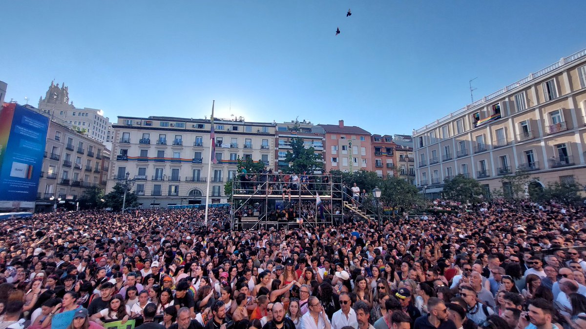 FELGTBI's tweet photo. 🌈ARRANCA EL PREGÓN DEL ORGULLO 2024
💜La diversidad, la igualdad y las ganas de celebración y reivindicación inundan la Plaza Pedro Zerolo.
🎉Empezamos @MADOrgullo
#OrgulloTransforma
🧵👇🏽 https://t.co/4yK1WWgh0Q