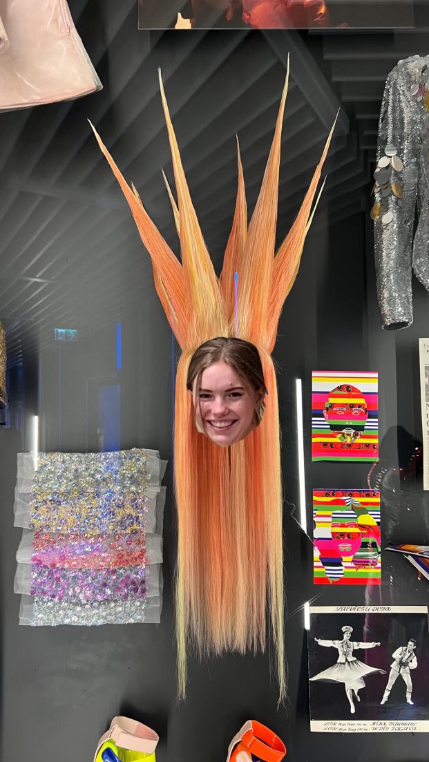 te mēs Fyodor Golan istādē Mārču atradām. Lulū arī atgriezusies no Bauskas.😋🤝🏼😝 #exhibition #marca #FRIENDS4EVER