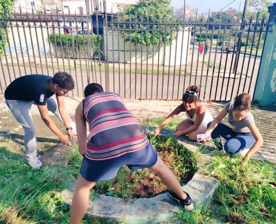 DGEducaPlaza's tweet photo. @DGEducaPlaza
IPU "Tomás David Royo Valdés".
En la mañana de hoy, se conforman las Brigadas de Trabajo, eslabón fundamental para lograr un desarrollo integral en los educandos. Nuestro estudiantado, activo en la actual etapa estival. ¡¡FELICITACIONES!!
#LaHabanaViveEnMí
   👇👇👇 https://t.co/zFxsIWE1Oy