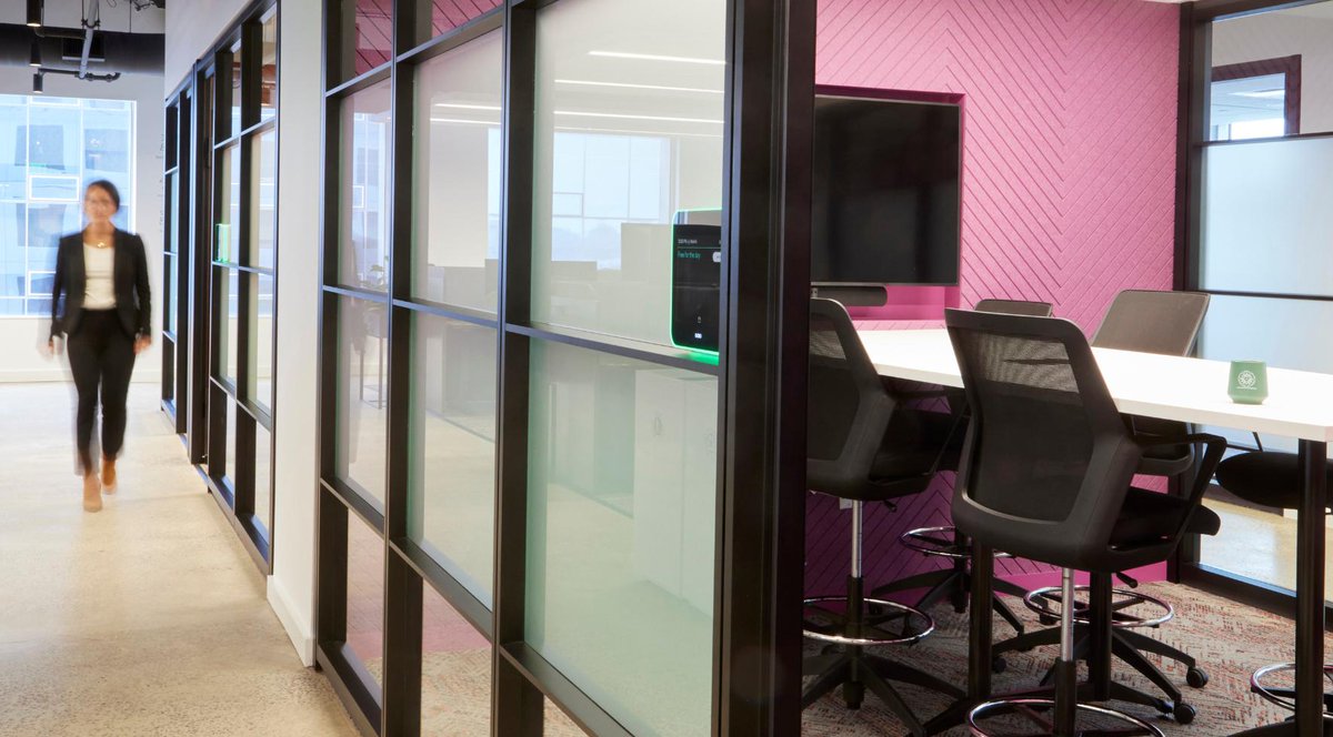 A confidential investment firm partnered with us to enhance their security and acoustics with #Everwall by Steelcase Architectural Solutions. The project featured 300 linear feet of walls with unique tapered designs and sleek details.  🔒 

Photos © Andrea Carson Photography 📸