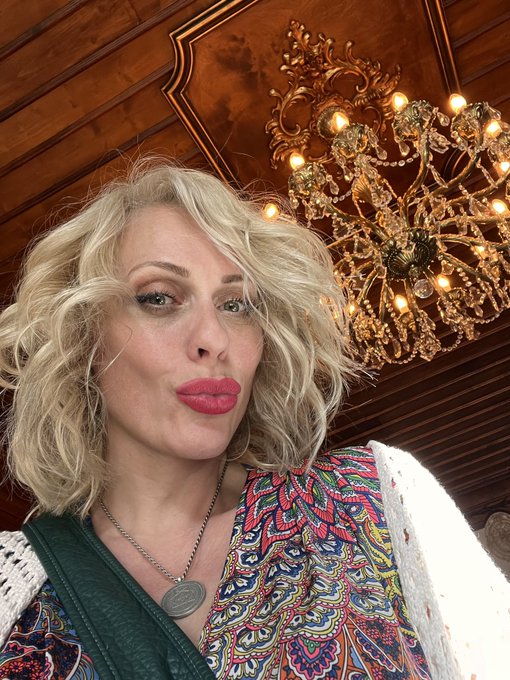 My new hairstyle 🥰🥰🌟🔥🔥🔥how do you like it???? https://t.co/kqOcVKrJ2W