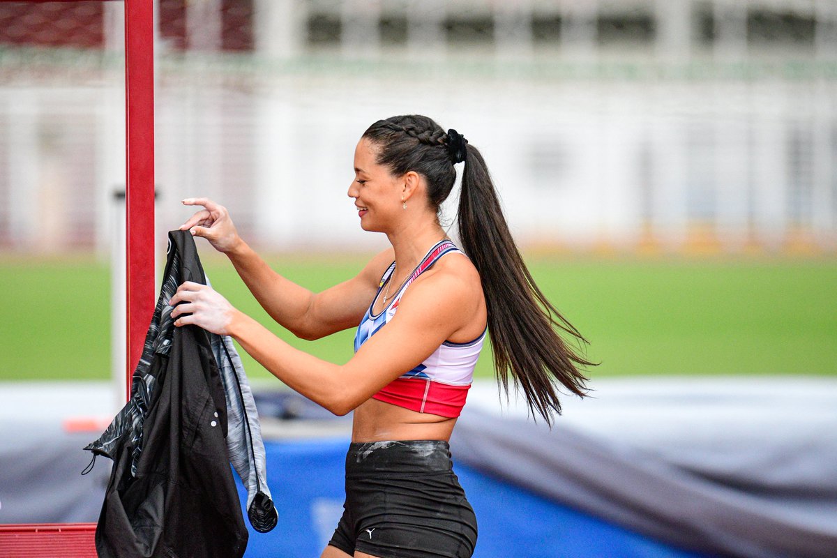 He trabajado durante toda mi vida para llegar a ser una ATLETA OLÍMPICA pero he trabajado aun más estos últimos 2 años para permanecer en la élite mundial. 
Podrán decir todo lo que quieran sobre mi rendimiento deportivo actual pero no pueden afirmar que no merezco estar aquí. 😉