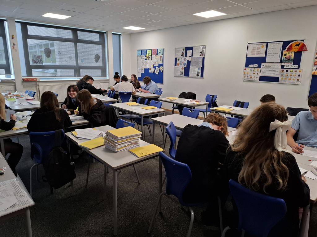 pentrelanguages's tweet image. Year 10 pupils also took part in a Spanish oracy carousel, completing a role play, photocard and forming questions task. ¡Muchísimas gracias, Saheb! #español #gcsespanish #pastpupil #alumni
