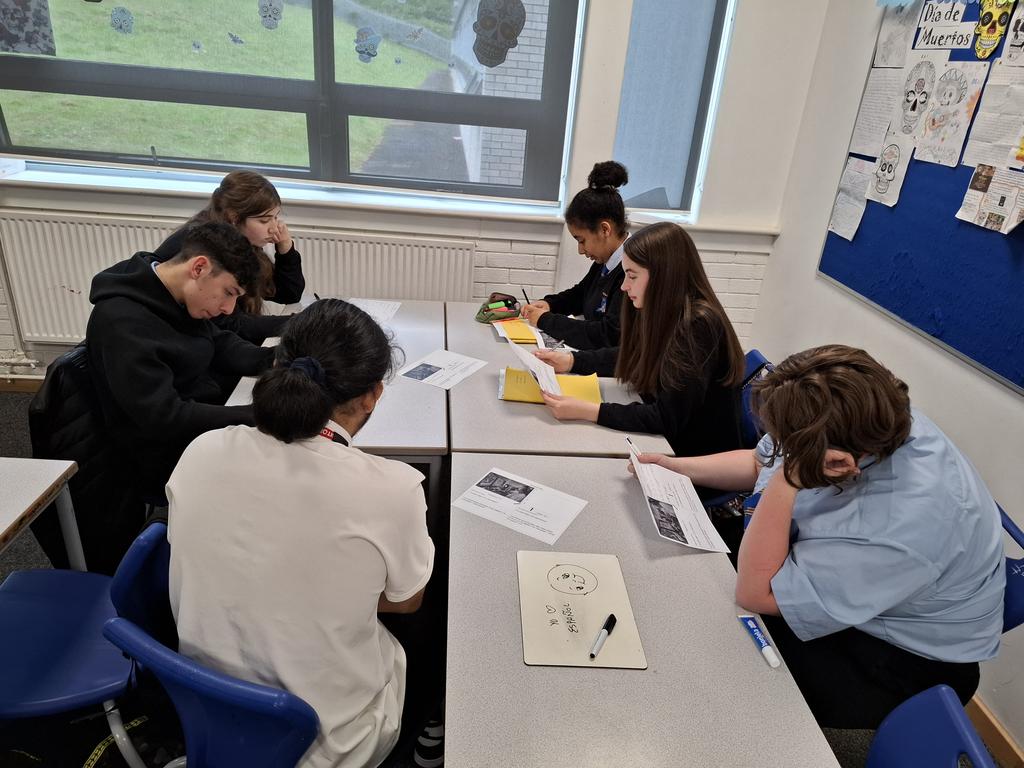 pentrelanguages's tweet image. Year 10 pupils also took part in a Spanish oracy carousel, completing a role play, photocard and forming questions task. ¡Muchísimas gracias, Saheb! #español #gcsespanish #pastpupil #alumni