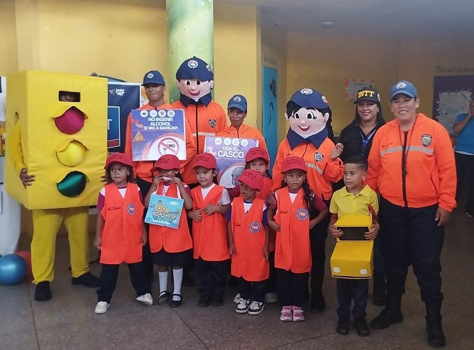 #Educacion | Funcionarios del INTT Cabimas y la <a href="/PNBVzla/">Cuerpo de Policía Nacional Bolivariana.</a> se unen al cierre de proyectos de los alumnos de la Unidad Educativa Preescolar Bolívar, fortaleciendo una cultura vial responsable.

#7FuerzasParaLaVictoria