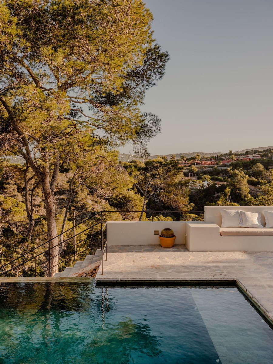 carreteromolero's tweet photo. Por favor, esta casa en Ibiza diseñada por Ibiza Interiors. Qué luz, qué entorno, qué maravilla. https://t.co/9udPjNKl72