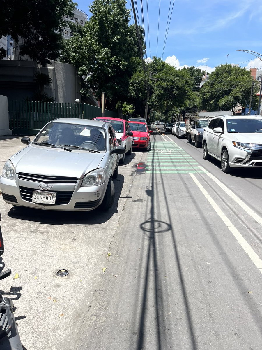 RoiFuries's tweet photo. @UCS_GCDMX @martibatres autos estacionados en la bahía del hospital. 
Pueden causar accidentes.
Además que están en una toma de agua de bomberos.
@AlcaldiaBJ @LuisaAlcalde @cdmx_ssc https://t.co/kWQXbJxTCR