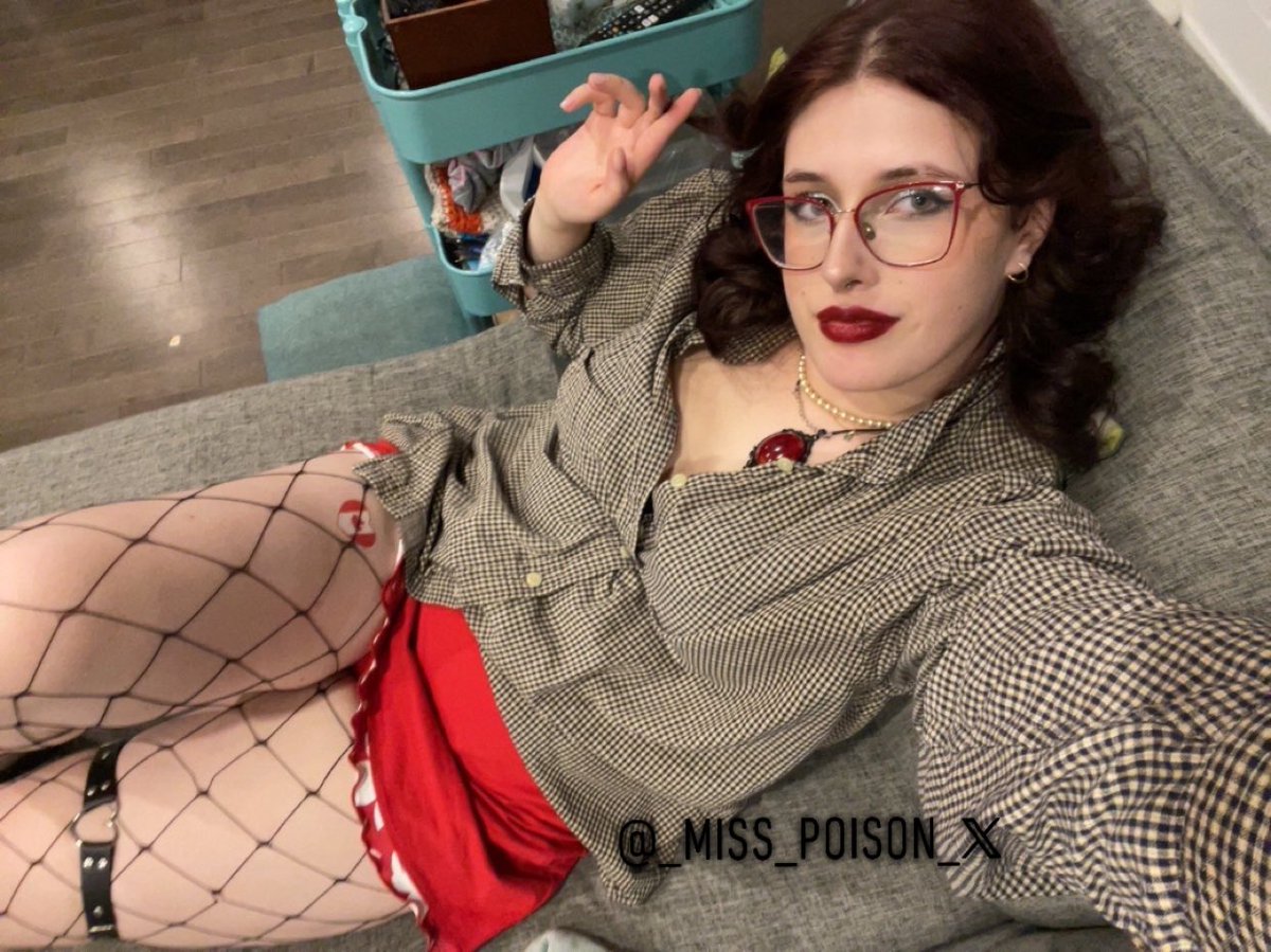 _miss_poison_'s tweet photo. @MorticiaLux Oh it would be a shame if someone just left this right here… https://t.co/K0OlTOfRfL