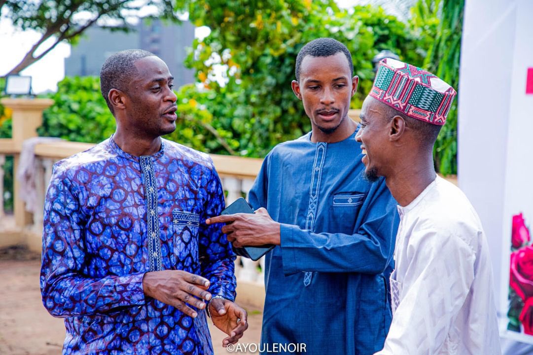 Le président du <a href="/cnjguinee/">CNJ-G</a> 
a pris part ce dimanche à une importante cérémonie de mariage collective organisée par WAMY, une organisation islamique du pays qui appuie la jeunesse. 

En tout 10 jeunes couples se sont mariés en marge de cettte initiative.

Longue vie aux mariés.