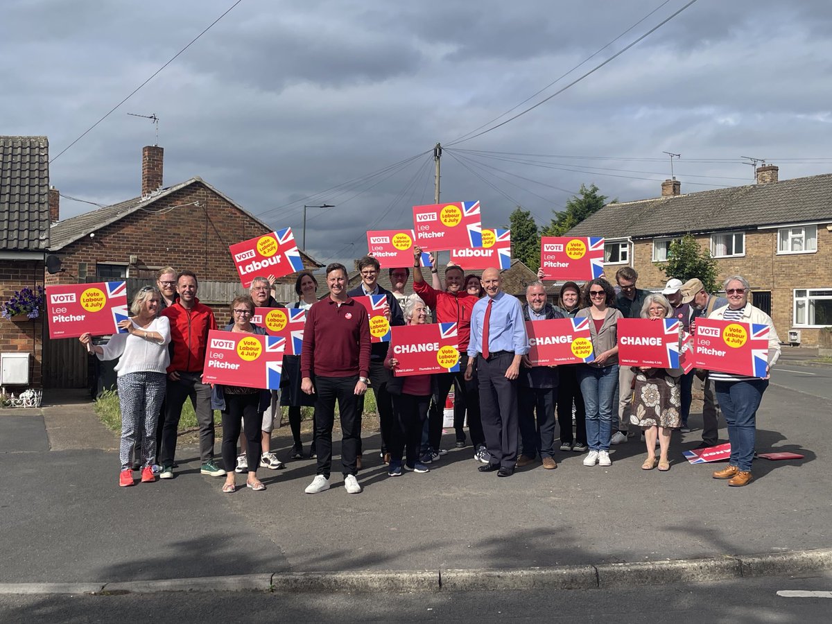 Great support for ⁦@LeePitcher9⁩ this evening in Doncaster East &amp; Axholme in our final pre-polling day canvass. If you want change, you have to vote for it #VoteLabour 🌹