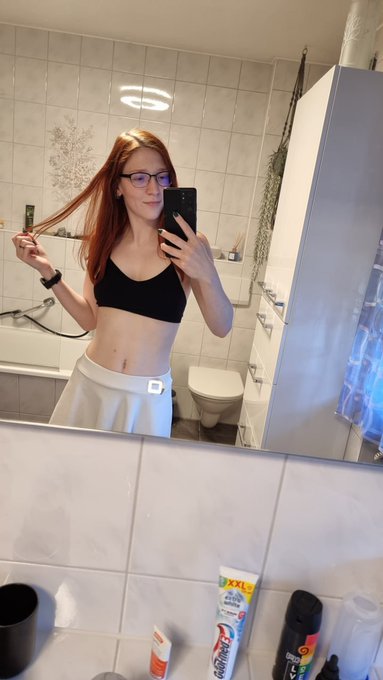 Einen fr&ouml;hlichen Mittwoch euch allen... Halbe Woche rum.... https://t.co/BeYOMkvIWW<a href="/tag/summer"class="tags"><span>#summer</span></a><a href="/tag/redhead"class="tags"><span>#redhead</span></a><a href="/tag/carwash"class="tags"><span>#carwash</span></a><a href="/tag/girlswithglasses"class="tags"><span>#girlswithglasses</span></a><a href="/tag/finafoxy"class="tags"><span>#finafoxy</span></a>