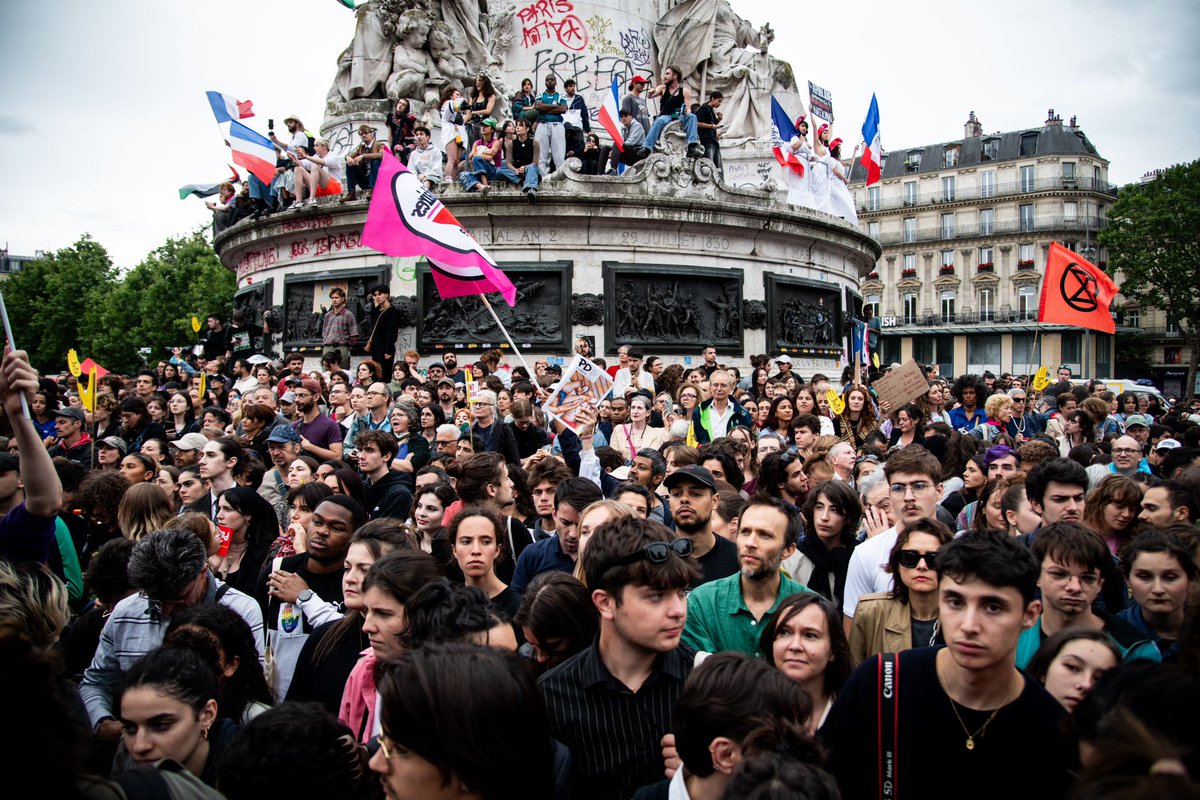 Fonds pour une presse libre (@fondspresslibre) on Twitter photo Déjà 15.000 personnes Place de la République pour faire front commun contre l'extrême droite autour du front démocratique ! <a href="/Abbe_Pierre/">Abbé Pierre</a> <a href="/oxfamfrance/">Oxfam France</a> <a href="/LDH_Fr/">LDH France</a> <a href="/Mediapart/">Mediapart</a> <a href="/Fakir_/">Ezz Tekin</a> <a href="/RSF_fr/">RSF en français</a> <a href="/raplume/">RAPLUME</a> <a href="/lacgtcommunique/">La CGT</a> <a href="/blast_france/">BLAST, Le souffle de l'info</a> <a href="/blast_france/">BLAST, Le souffle de l'info</a> <a href="/Reporterre/">Reporterre 🌍 | Le média de l'écologie</a>
Photos : <a href="/NnoMan1/">NnoMan 💣</a> Déjà 15.000 personnes Place de la République pour faire front commun contre l'extrême droite autour du front démocratique ! <a href="/Abbe_Pierre/">Abbé Pierre</a> <a href="/oxfamfrance/">Oxfam France</a> <a href="/LDH_Fr/">LDH France</a> <a href="/Mediapart/">Mediapart</a> <a href="/Fakir_/">Ezz Tekin</a> <a href="/RSF_fr/">RSF en français</a> <a href="/raplume/">RAPLUME</a> <a href="/lacgtcommunique/">La CGT</a> <a href="/blast_france/">BLAST, Le souffle de l'info</a> <a href="/blast_france/">BLAST, Le souffle de l'info</a> <a href="/Reporterre/">Reporterre 🌍 | Le média de l'écologie</a>
Photos : <a href="/NnoMan1/">NnoMan 💣</a>