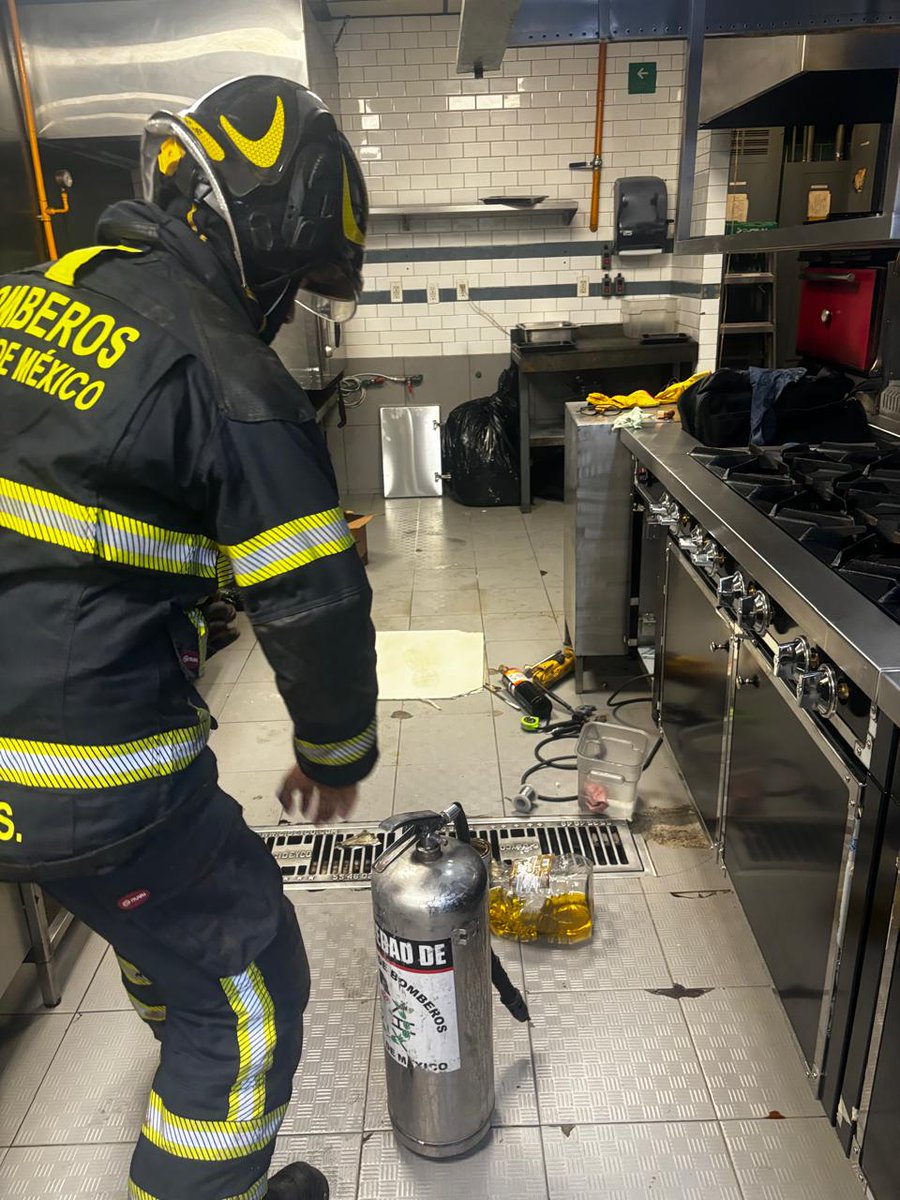 Atendimos reporte de flamazo en calle Monte Everest, colonia Lomas de Chapultepec, en <a href="/AlcaldiaMHmx/">Alcaldía Miguel Hidalgo</a>, se suscitó en la cocina de un restaurante por acumulación de gas; procedimos a verificar que no hubiera fuga y reacondicionar el lugar.
Servicio concluido.
<a href="/JefeVulcanoCova/">Jefe Vulcano Cova</a>