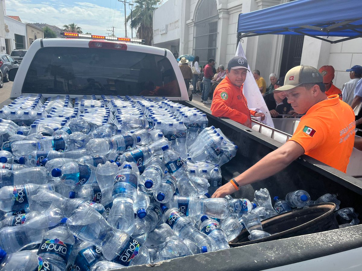 cepcsonora's tweet photo. ESTABLECE PROTECCIÓN CIVIL PUESTOS DE HIDRATACIÓN

La Coordinación Estatal de Protección Civil (CEPC) en Sonora y la Brigada Estatal de Manejo de Fuego de Sagarhpa y Protección Civil Sonora, establecieron puestos de hidratación en diferentes puntos de la ciudad de Hermosillo. https://t.co/xvJ6N4y9Db