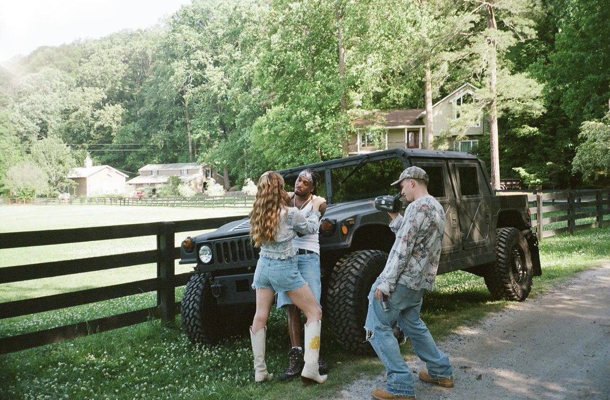 LDRCRAVE's tweet photo. New photos of Lana and Quavo, behind the scenes for their music video for ‘Tough’ https://t.co/GJwu8ppOC9