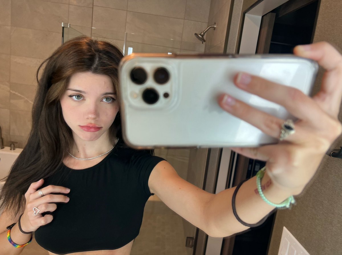 say ‘hi’ if i can send the topless version in dms 🤭 https://t.co/oufX4NLIoG