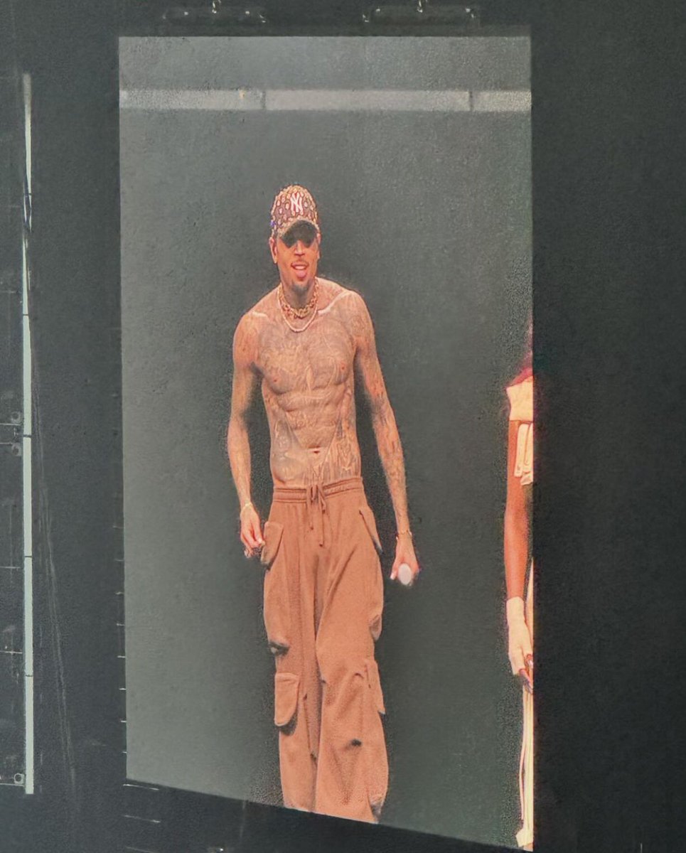 BiaTakes3's tweet photo. His body tho 😻😻😻😻😻😻😻😻 https://t.co/Qubehnt6x4