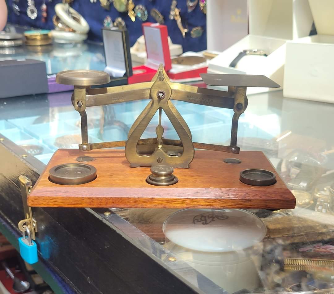 Collectable Curios small set of vintage scales with original weights... Would be a lovely item for a desk or kitchen cabinet!

info@collectablecurios.co.uk

#Scales #Weights #Collector #Antiquing #ShopVintage #ShopLocal #SupportLocal #StGeorgesBelfast  #StGeorgesMarketBelfast
