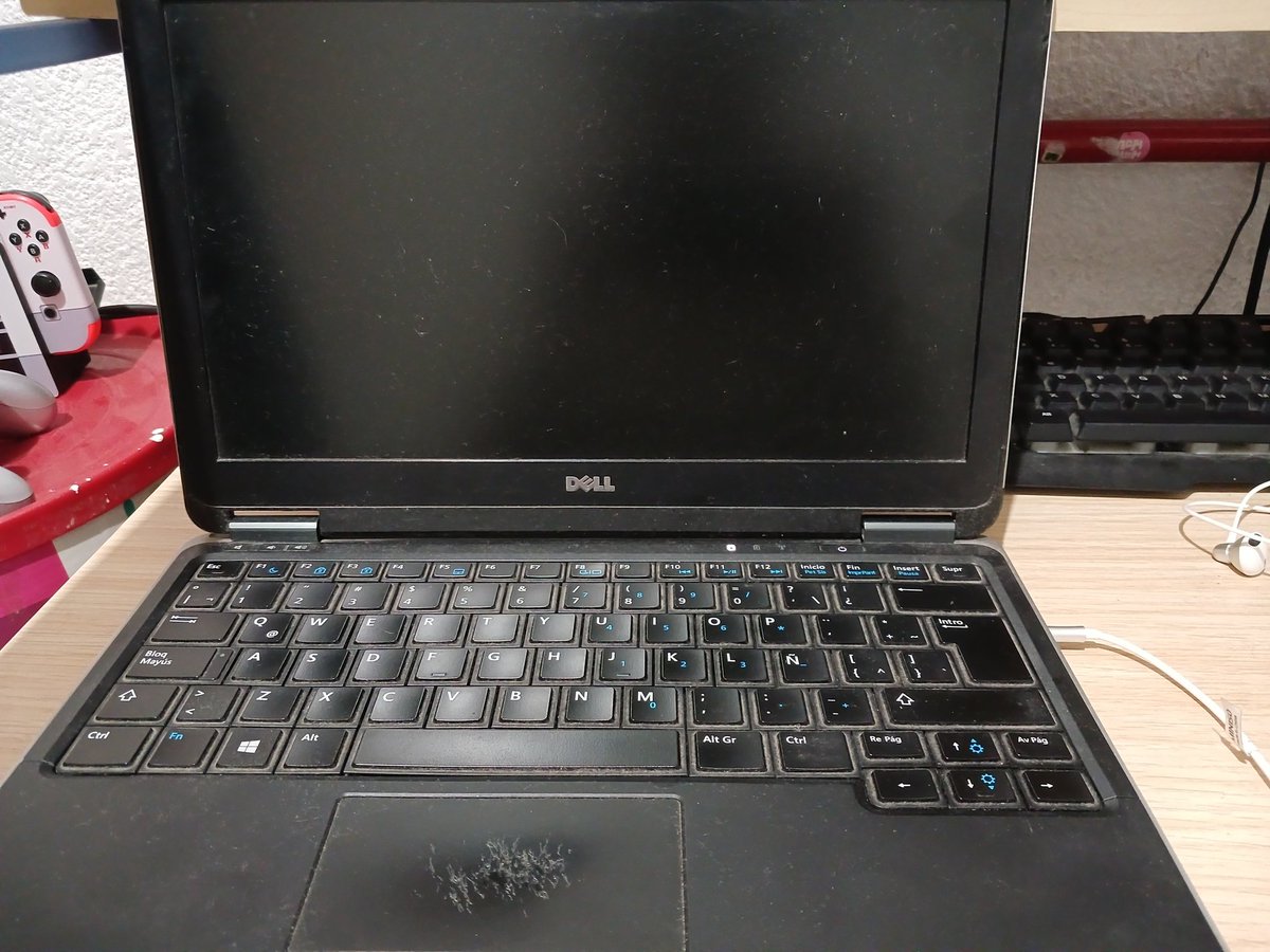 Fuera de bromas quiero despedir a esta guerrera como es debido por aguantar todos mis streams,juegos y videos en los que está pequeña a estado involucrada y actualmente seguirá trabajando para mi universidad así que mis respetos.
🫡