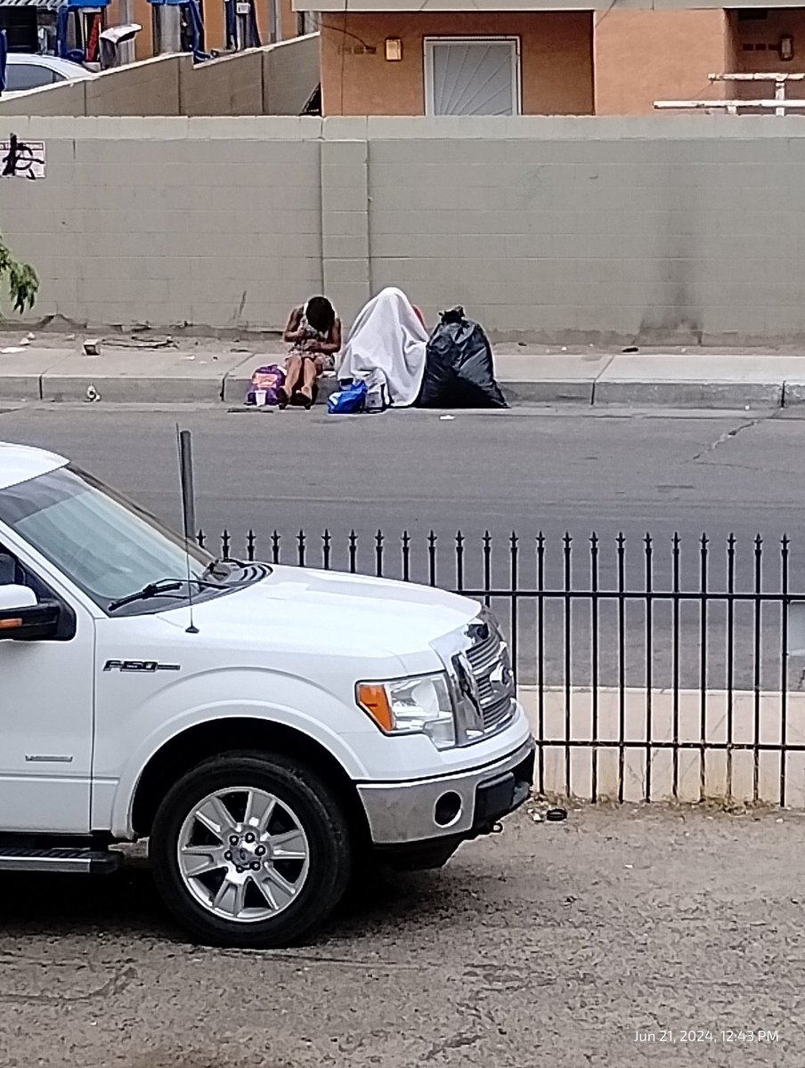 SamSchaff6's tweet photo. @MrDougPeterson @abqride @MayorKeller @ABQPOLICE @ABQPoliceChief @cabqacs @TammyFiebelkorn @_Diane_Gibson @Lara_Listens This is what the front of my apartment looks like daily...smoking/injecting illegal narcotics, prostitution, shopping carts/trash everywhere, trespassing/loitering. The list goes on & on. It's disgusting what these addicts/criminals are allowed to do/get away with #EnforceLaws https://t.co/N6WwKNoDpC