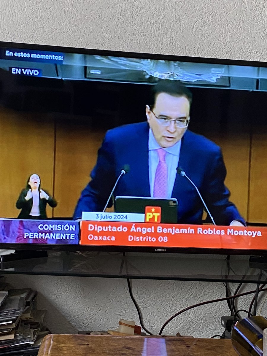 AcperezPm's tweet photo. Lo que queremos el pueblo es que haya un México unido y que la corrupción se combata, no solo que señalen. Los indultos no debían caber en un estrado  como en el que se presentan.
Tiene 6 min para insultar, no escuche una propuesta. Les pagamos por insultarse? https://t.co/5kX9dnszUu