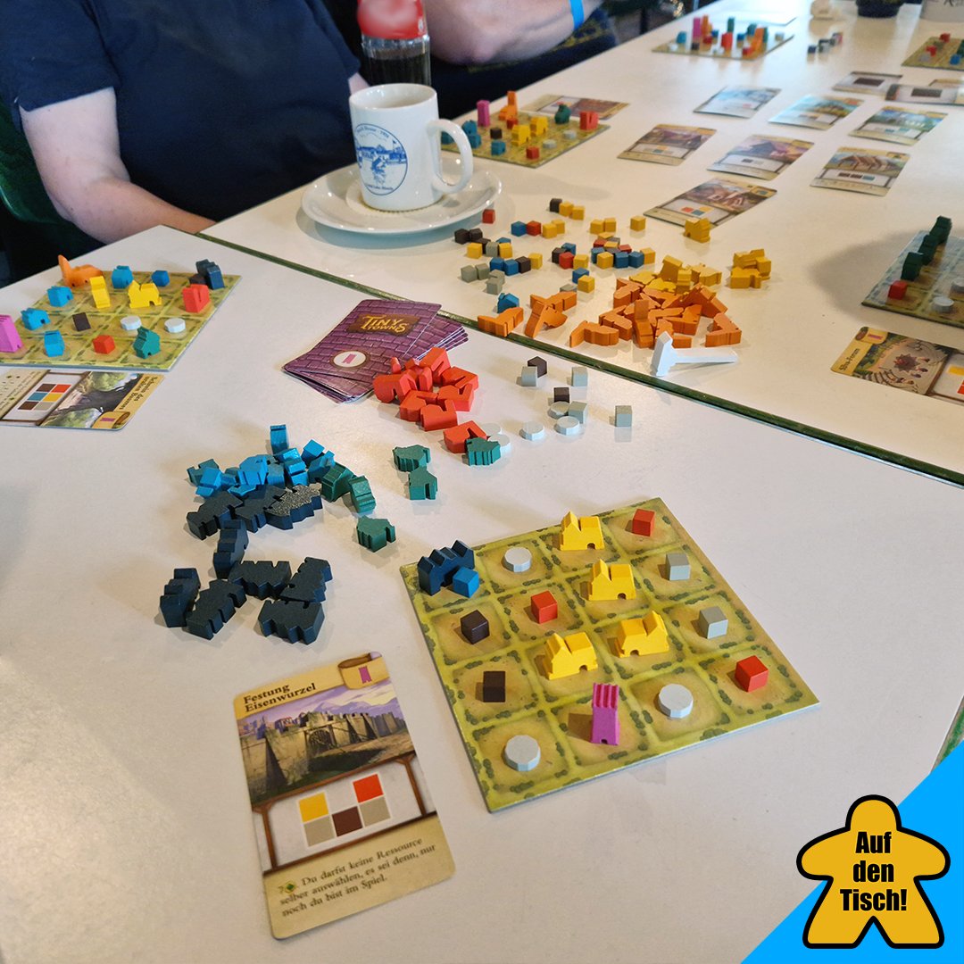 aufdentisch1's tweet photo. In #TinyTowns baut man auf einem 4x4-Raster ein mittelalterliches Dorf auf und versucht dabei, das Raster möglichst gut zu füllen und die richtige Kombination an Gebäuden zu errichten. [1/5]

#aufdentisch #Brettspiele #Brettspiel #boardgames @pegasusspiele https://t.co/xxDerXHQwO