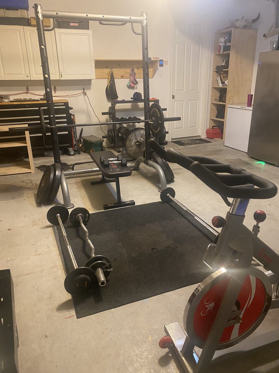 Juliet_Kristine's tweet photo. Morning miles and then some strength training. I have moved my gym to my garage. Still need to do some organizing and rearranging but Iβm loving it so far. Hope my USA friend enjoy our 4th of July tomorrow! πΊπΈ #summerrunner #runhappy #ladieswholift https://t.co/mZ6kdoGaV7