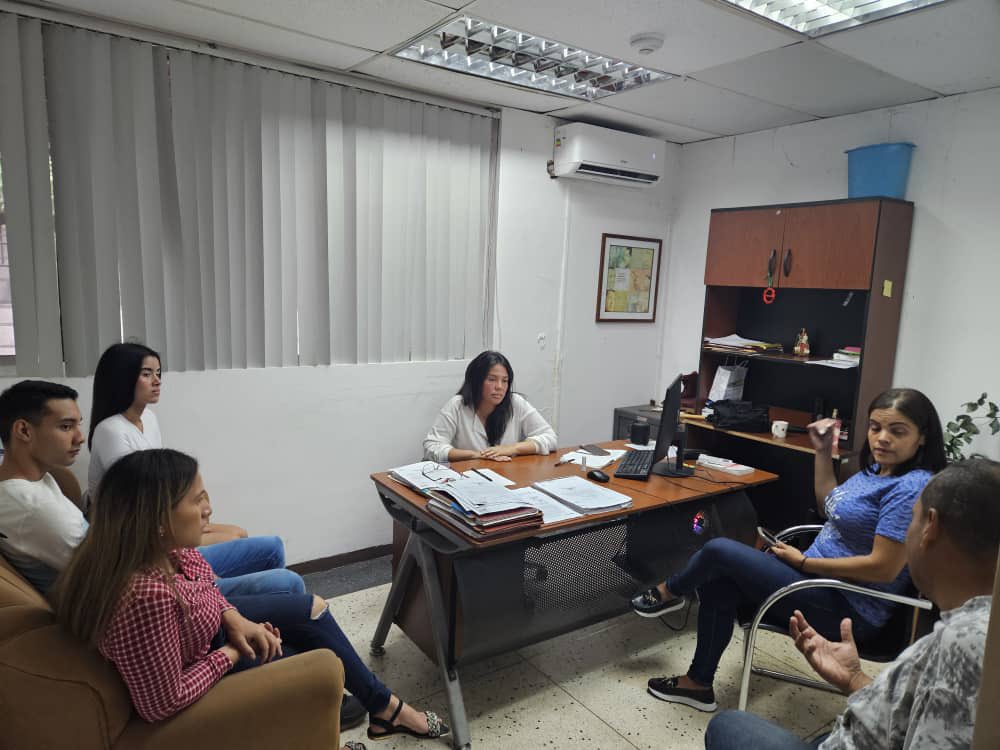 INTi_Venezuela's tweet photo. Hoy los trabajadores del INTI discutieron sobre las propuestas electorales irresponsables que ofrecen eliminar la institución y la Ley de Tierras y reafirmamos nuestro orgullo de ser participes de la reivindicación del derecho a la tierra a más de 900 mil familias campesinas. https://t.co/bLaZlHFmMK