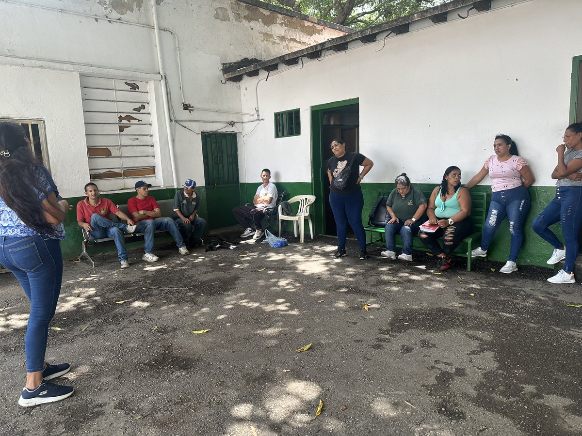 INTi_Venezuela's tweet photo. Hoy los trabajadores del INTI discutieron sobre las propuestas electorales irresponsables que ofrecen eliminar la institución y la Ley de Tierras y reafirmamos nuestro orgullo de ser participes de la reivindicación del derecho a la tierra a más de 900 mil familias campesinas. https://t.co/bLaZlHFmMK