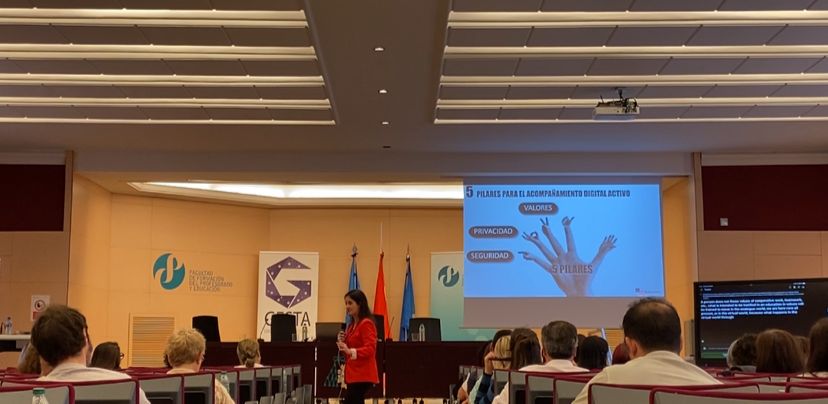 yocomu's tweet photo. 😍 ¡Qué fantástica experiencia en Oviedo acercando la #seguridad y el #bienestardigital al profesorado e inspectores de educación! Un honor encargarme de la ponencia inaugural de las jornadas organizadas por la Asociación Inspectores #Educación Asturias #ADIDEAS y @ColegioGesta https://t.co/mQJDlbSOvA