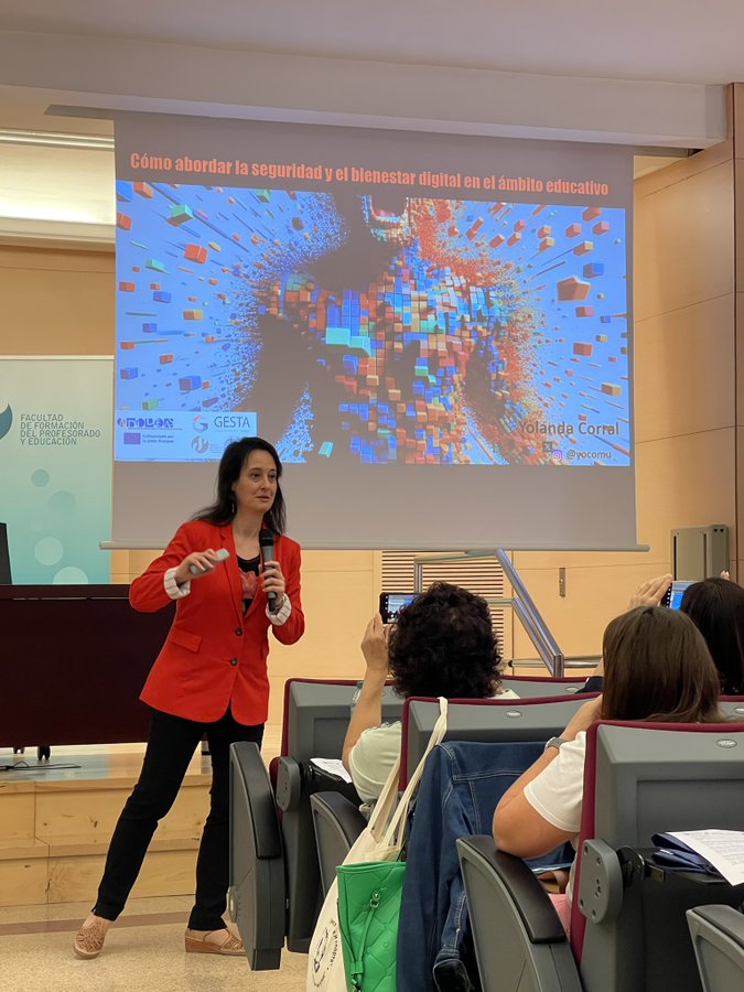 yocomu's tweet photo. 😍 ¡Qué fantástica experiencia en Oviedo acercando la #seguridad y el #bienestardigital al profesorado e inspectores de educación! Un honor encargarme de la ponencia inaugural de las jornadas organizadas por la Asociación Inspectores #Educación Asturias #ADIDEAS y @ColegioGesta https://t.co/mQJDlbSOvA