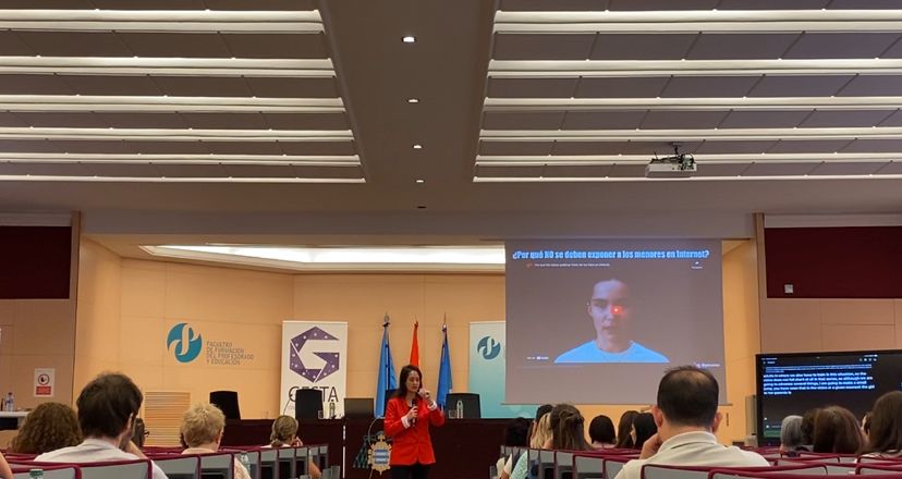 yocomu's tweet photo. 😍 ¡Qué fantástica experiencia en Oviedo acercando la #seguridad y el #bienestardigital al profesorado e inspectores de educación! Un honor encargarme de la ponencia inaugural de las jornadas organizadas por la Asociación Inspectores #Educación Asturias #ADIDEAS y @ColegioGesta https://t.co/mQJDlbSOvA