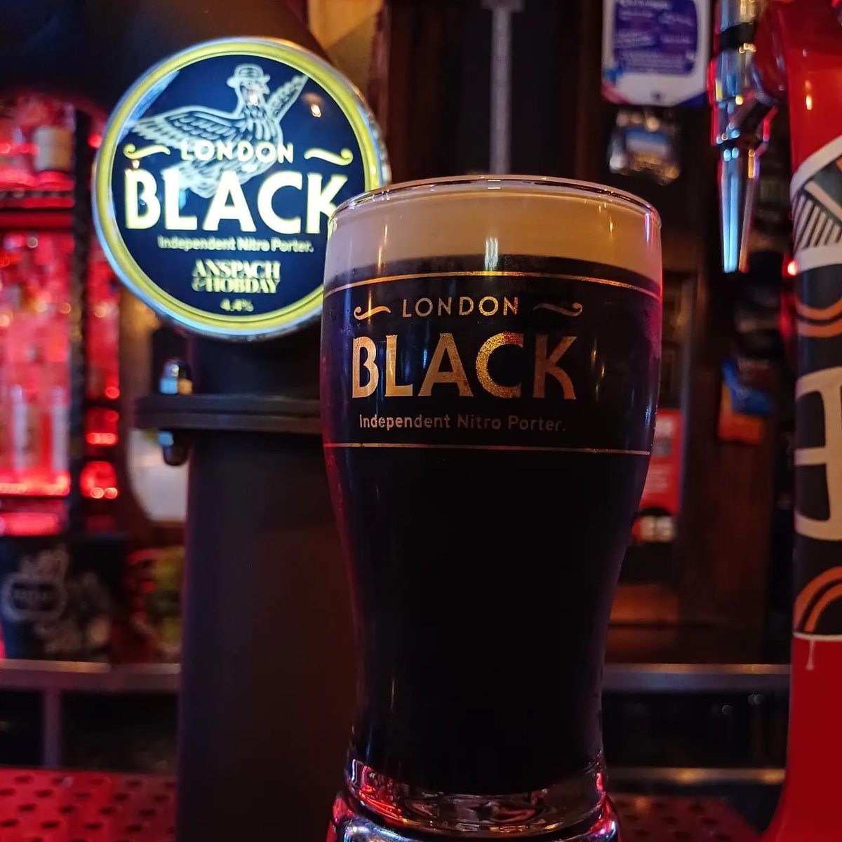 StraitandNarro's tweet photo. New Permanent Draught
🖤London Black 🖤
by Anspach & Hobday 🇬🇧🍻
Sessionable 4.4% Nitro Porter - Creamy & Smooth.
Check out the article written by our friends @pelliclemag ⤵️
https://t.co/ovkyh7du7X
#ItsAStraitandNarrowThing #ItsNOTGuinness #nitroporter #draughtbeer #GBPA https://t.co/98XAMmIn7j