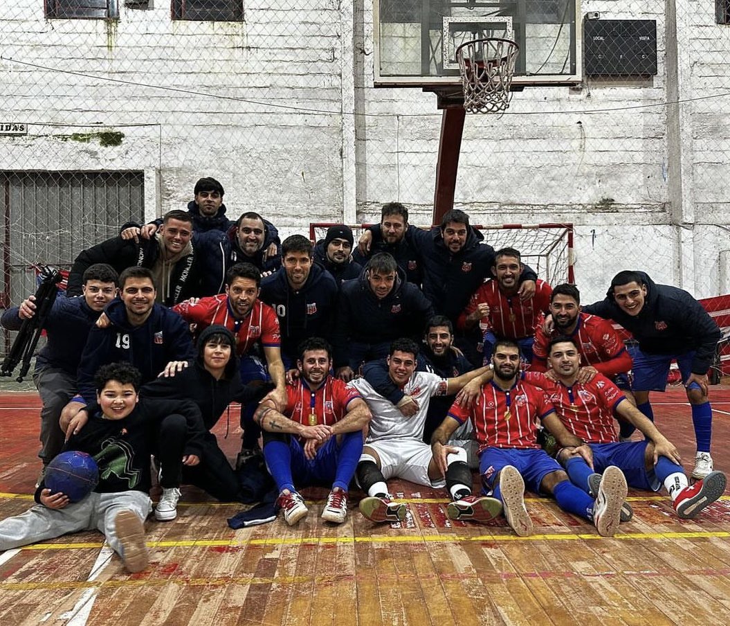 NicoDeLeonOrue's tweet photo. #𝐂𝐚𝐦𝐩𝐞𝐨𝐧𝐚𝐭𝐨𝐔𝐫𝐮𝐠𝐮𝐚𝐲𝐨

🔺Palermo de Rocha, derrotó en los penales a San Isidro y se clasificó a las semifinales 

🇺🇾 Por primera vez, el palermitano se metió entre los cuatro mejores del Campeonato Uruguayo de Futsal https://t.co/JiZEGdDGWu