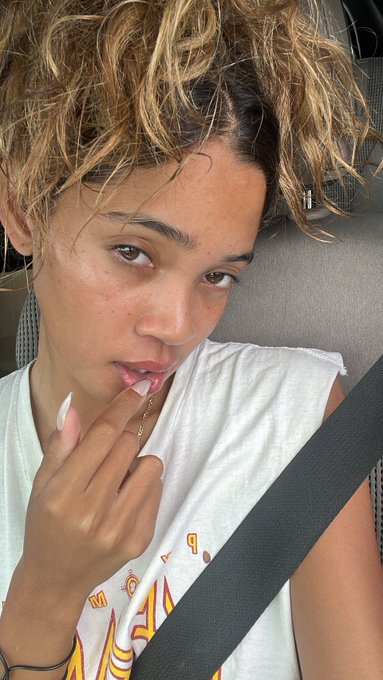 No makeup 😘 https://t.co/NEqvoHEvtK