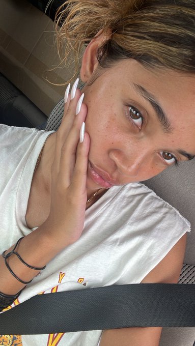 No makeup 😘 https://t.co/NEqvoHEvtK