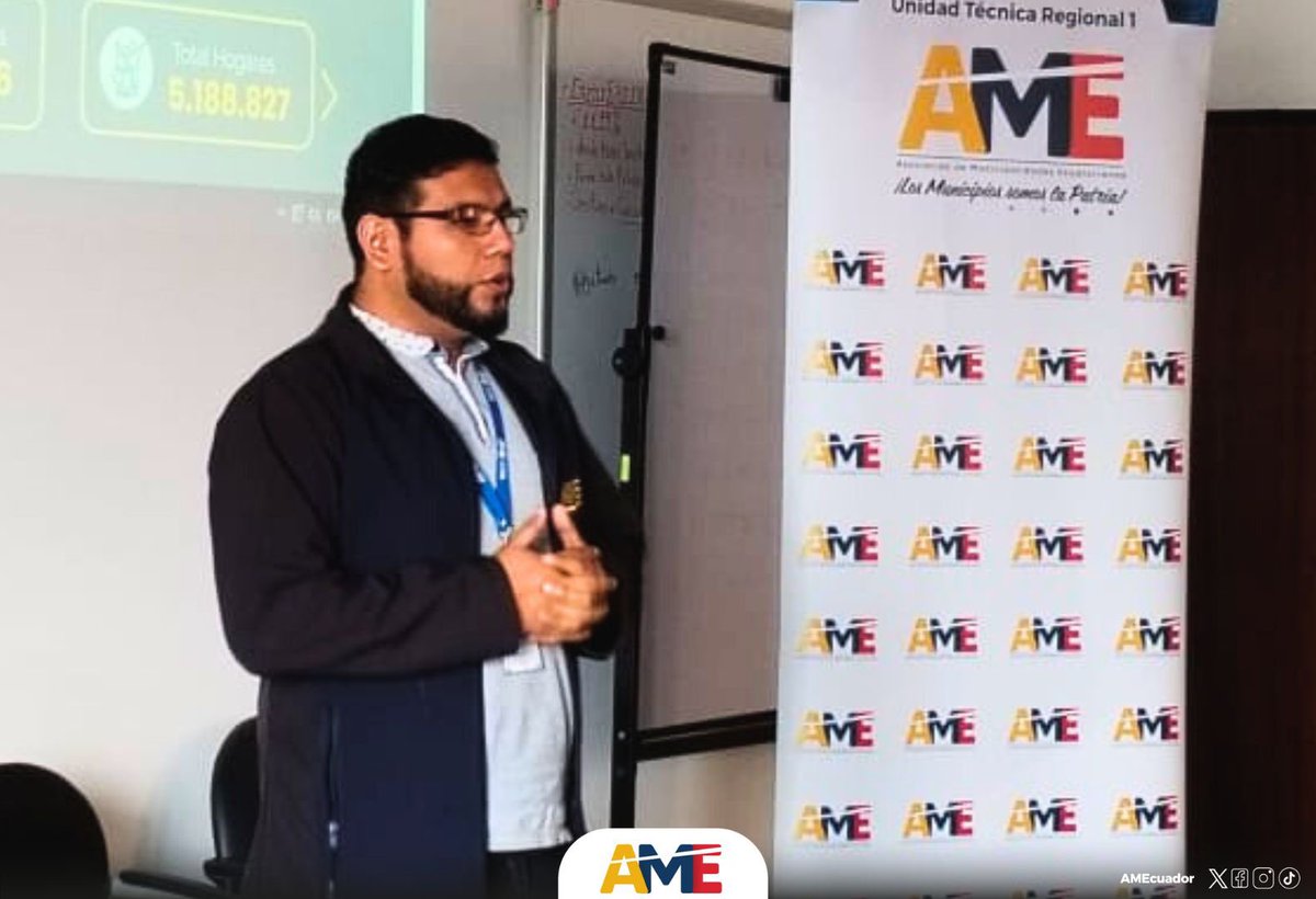 AMEcuador's tweet photo. #AMERegional1 | Funcionarios municipales de los cantones que comprenden la #UTR1, participan en el taller de capacitación de #PDYOT y #PUGS, dictado en conjunto por: #AME, @PlanificacionEc, @Riesgos_Ec, @Ecuadorencifras.

#AMECapacita https://t.co/o6sKI0PF7G