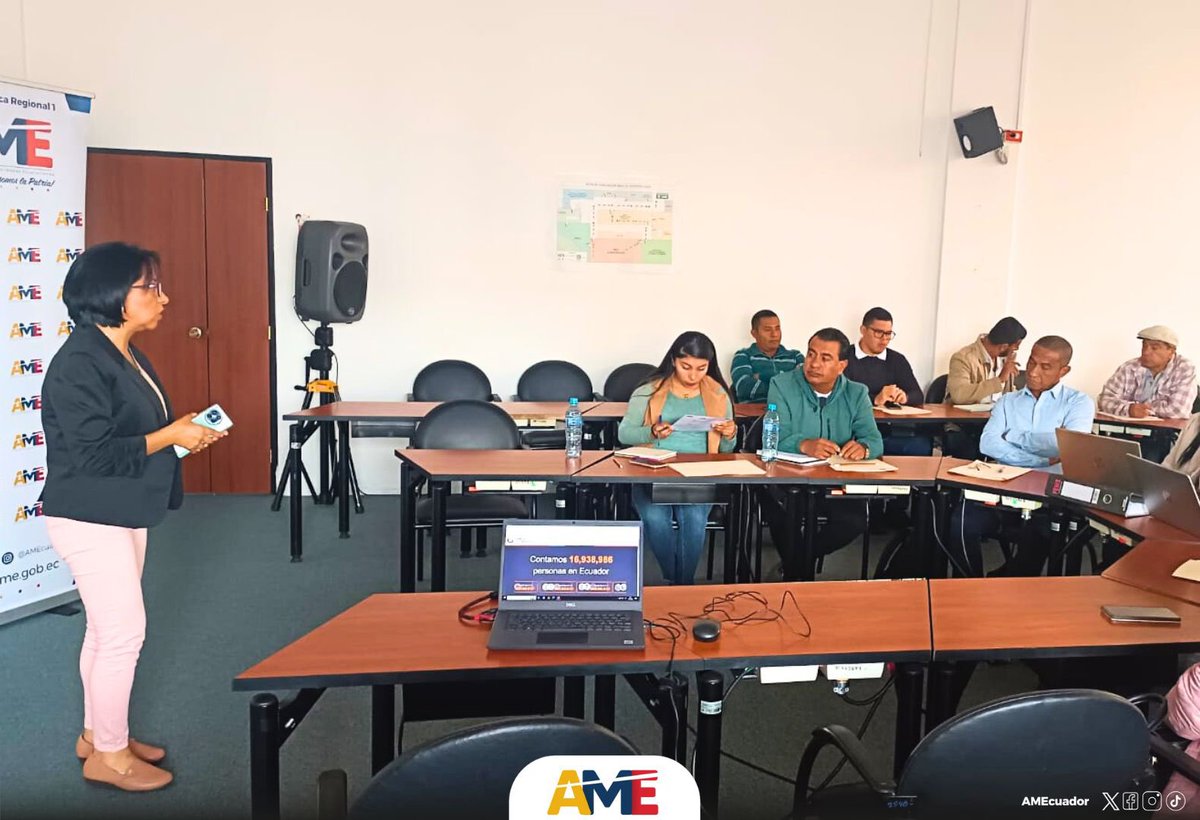 AMEcuador's tweet photo. #AMERegional1 | Funcionarios municipales de los cantones que comprenden la #UTR1, participan en el taller de capacitación de #PDYOT y #PUGS, dictado en conjunto por: #AME, @PlanificacionEc, @Riesgos_Ec, @Ecuadorencifras.

#AMECapacita https://t.co/o6sKI0PF7G