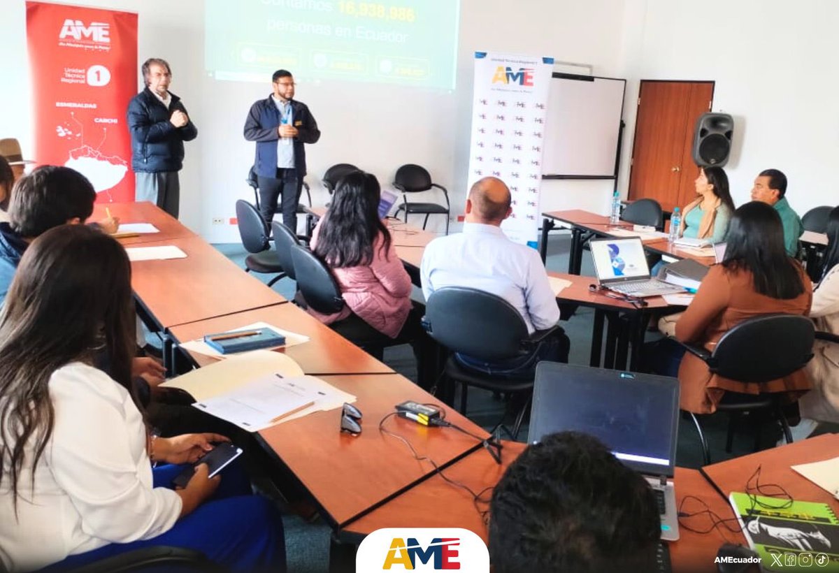 AMEcuador's tweet photo. #AMERegional1 | Funcionarios municipales de los cantones que comprenden la #UTR1, participan en el taller de capacitación de #PDYOT y #PUGS, dictado en conjunto por: #AME, @PlanificacionEc, @Riesgos_Ec, @Ecuadorencifras.

#AMECapacita https://t.co/o6sKI0PF7G