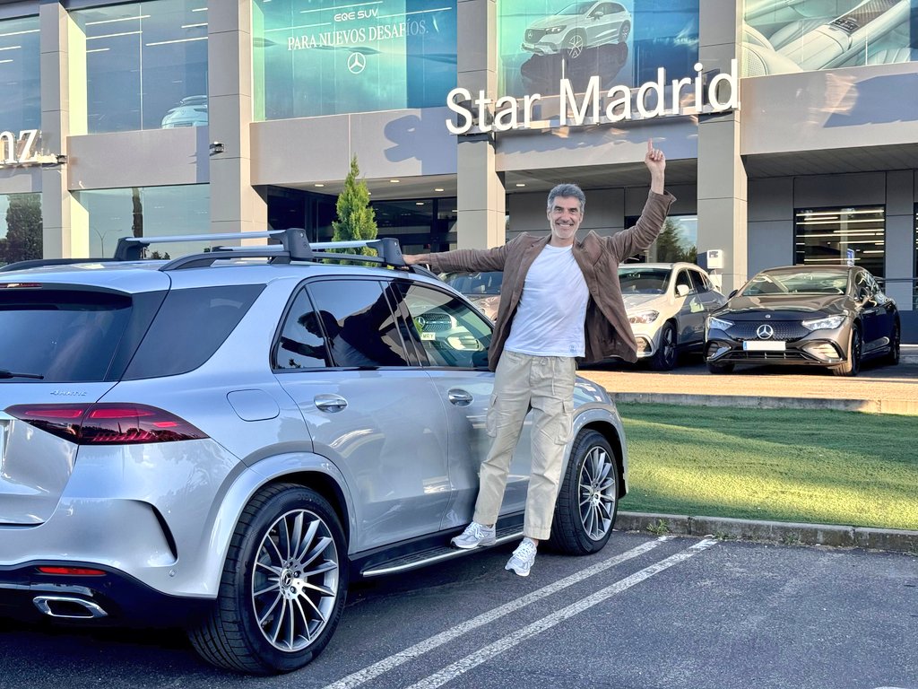 StarMadridRetai's tweet photo. ¿Habéis visto quién ha venido a recoger su nuevo GLE a nuestras instalaciones?
 
¡Nuestro amigo @JorgeFdezTV!

A partir de hoy va a disfrutar de este precioso GLE 350 de con el que podrá circular en modo 100% eléctrico en su día a día. ⚡️
¡Bienvenido a la familia Star Madrid! ⭐️ https://t.co/UBUDUIf8w5