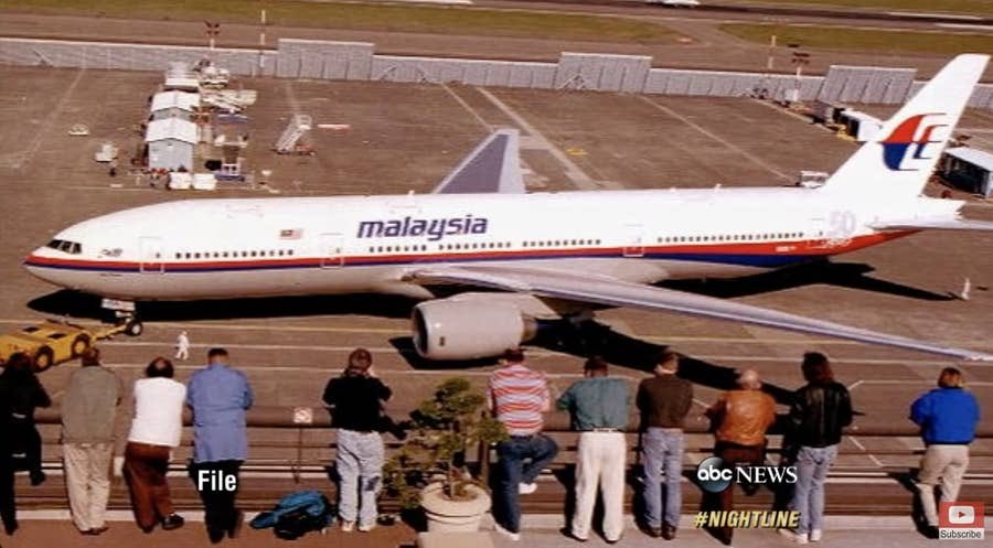 RelatocuriosoK's tweet photo. "El vuelo de Malaysia Airlines es bastante alocado. Quiero decir, desapareció un avión lleno de gente y no se ha llegado a ninguna conclusión. Me sigue desconcertando hasta el día de hoy".

Esto es lo que sabemos: Un vuelo de Malaysia Airlines de Kuala Lumpur a Pekín desapareció del radar el 8 de marzo de 2014. El vuelo tenía 12 tripulantes y 227 pasajeros a bordo.
El Washington Post informó: "Poco después, a la 1:21 am, cuando el avión estaba a punto de ingresar al espacio aéreo vietnamita, el transpondedor de la aeronave dejó de enviar datos de ubicación. Luego, el avión realizó un brusco giro no programado hacia la izquierda, alejándose de su ruta de vuelo planificada hacia Beijing y regresando a la península malaya".
A pesar de una exhaustiva búsqueda, el avión nunca fue encontrado.