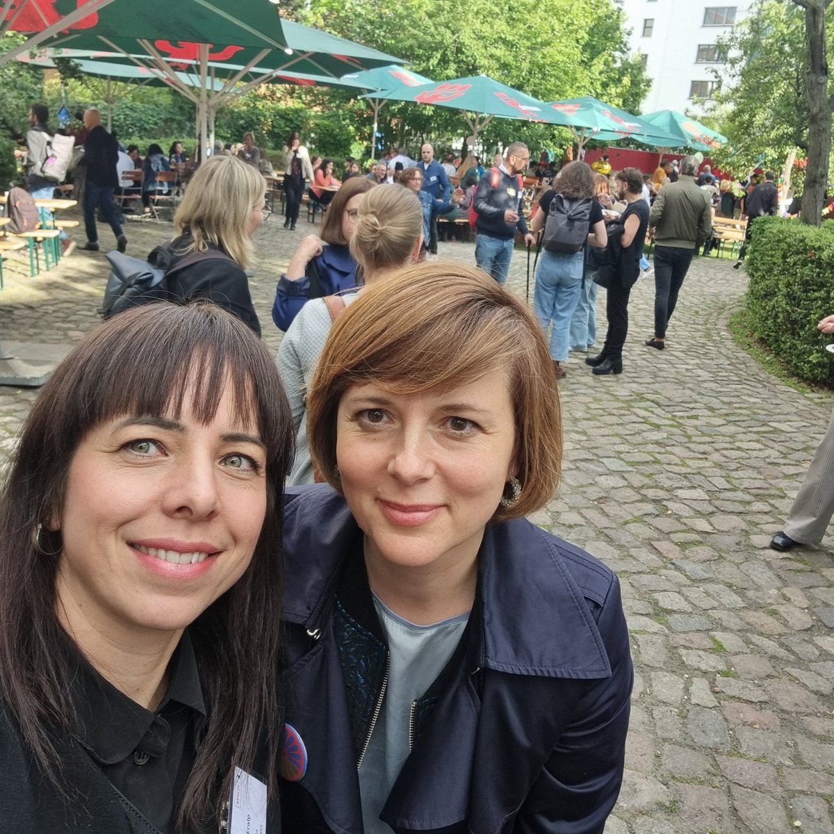 Heute tolles Sommerfest mit Berliner Migrant*innenorganisationen
bei <a href="/IntMigBerlin/">Integrationsbeauftragte Katarina Niewiedzial</a> Wichtige Impulse v. u.a. <a href="/NaikaForoutan/">Naika Foroutan</a> <a href="/MigrationsratB/">Migrationsrat Berlin</a> <a href="/BIPoCukraine/">BIPoC Ukraine & Friends in Germany</a> zu wie weiter mit der Verteidigung unsrer offenen Migrationsgesellschaft nach Erstarken der Rechten&amp; Diskursverschiebung. Danke