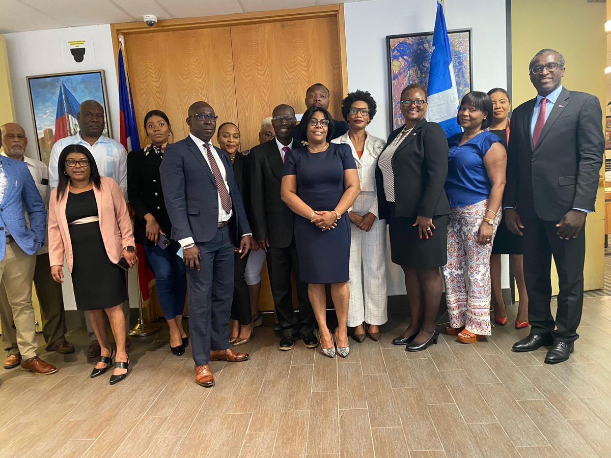 EmbHaiti_ca's tweet photo. Madame @GuerlineFRDRC installée dans ses nouvelles fonctions au Consulat Général de la République d’Haïti à Montréal.-

La prise de fonction de Madame Guerline Frédéric en tant que Cheffe de poste a.i du Consulat Général de la République d'Haïti à Montréal a lieu le 2 juillet 2024. L’évènement a été marqué par une cérémonie solennelle présidée par l’Ambassadeur de la République d’Haïti au Canada, SE @arthuweb. Le personnel du consulat ainsi que quelques proches de la nouvelle Consule générale a.i. ont pris part à cette investiture.
Dans ses propos de circonstance, la Cheffe de poste a.i sortante, Madame Sabine Jean-Joseph a exprimé sa satisfaction en transmettant les rênes avec le cœur léger et le sentiment du devoir accompli. Elle en a profité pour remercier chaleureusement ses collègues pour leur collaboration pendant plus d’une année passée à la tête du consulat. Pour sa part, L’Ambassadeur Weibert Arthus a félicité Madame Sabine Jean Joseph pour son parcours exemplaire dans la diplomatie et sa gestion durant son intérim comme cheffe de poste. Il a adressé ses félicitations à Madame Guerline Frédéric  pour son professionnalisme et sa franche collaboration avec ses anciens collègues de l’Ambassade tout en lui souhaitant du succès dans sa nouvelle fonction. Par ailleurs, l’Ambassadeur en a profité pour encourager les cadres du Consulat à accomplir leur tâche avec professionnalisme et rigueur et les appelle à apporter leur entière collaboration à la nouvelle Consule Générale a.i.
Madame Guerline Frédéric , dans son allocution, a exprimé sa gratitude envers le Premier Ministre haïtien Dr Garry Conille et la Chancelière SE Dominique Dupuy pour cette opportunité de servir son pays à ce niveau. Elle a salué la nouvelle dynamique impulsée par Madame la ministre des Affaires étrangères au sein des Missions diplomatiques, notamment l'instauration d'une politique de discrimination positive en faveur des femmes conformément à la législation haïtienne.
Madame Frédéric  se dit consciente des défis qui l’attendent dont le traitement des demandes de services des compatriotes au Consulat, enjoint le personnel à une franche collaboration et à un esprit d'équipe pour mieux servir les différentes communautés haïtiennes au Canada et particulièrement celles au Québec.
Madame Guerline Frédéric, pendant tout son parcours professionnel, a toujours misé sur la rigueur et le professionnalisme pour accomplir ses tâches. Détentrice d’une licence en psychologie, la nouvelle Cheffe de poste  a.i du Consulat Général d'Haïti à Montréal place les rapports humains au centre de ses actions. Pour avoir été chargée de liaison entre le ministre des Affaires étrangères et le personnel dudit ministère en qualité de membre de cabinet de mars à septembre 2020, Madame Frédéric a pu renforcer ses compétences en gestion de ressources humaines. Un atout qu’elle compte mettre à profit pour une meilleure harmonie dans ses rapports avec le personnel du consulat et les demandeurs de service.
Avant sa nomination en tant que Cheffe de poste a.i du Consulat Général d'Haïti  à Montréal, Madame Guerline Frédéric  occupait le poste de Conseiller et responsable des affaires administratives à l'Ambassade de la République d'Haïti au Canada depuis octobre 2020.