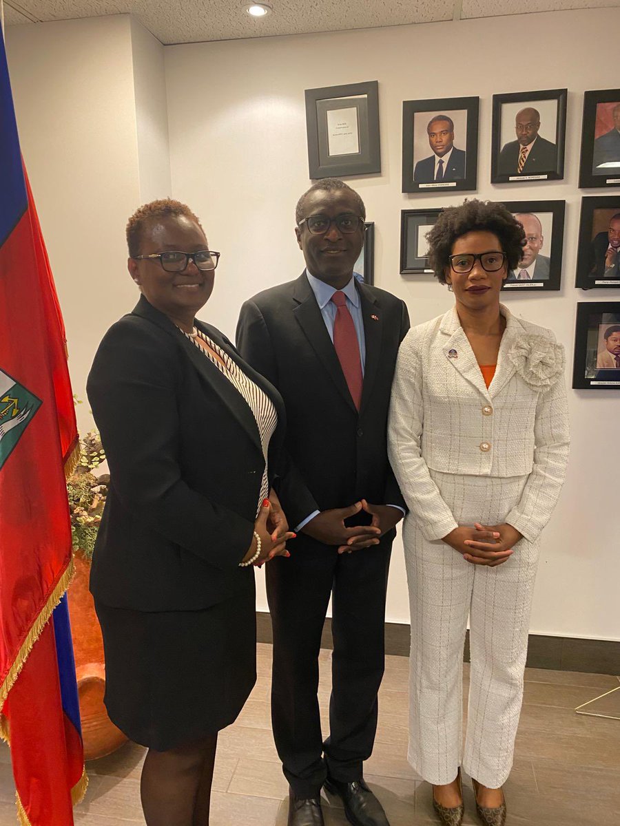 EmbHaiti_ca's tweet photo. Madame @GuerlineFRDRC installée dans ses nouvelles fonctions au Consulat Général de la République d’Haïti à Montréal.-

La prise de fonction de Madame Guerline Frédéric en tant que Cheffe de poste a.i du Consulat Général de la République d'Haïti à Montréal a lieu le 2 juillet 2024. L’évènement a été marqué par une cérémonie solennelle présidée par l’Ambassadeur de la République d’Haïti au Canada, SE @arthuweb. Le personnel du consulat ainsi que quelques proches de la nouvelle Consule générale a.i. ont pris part à cette investiture.
Dans ses propos de circonstance, la Cheffe de poste a.i sortante, Madame Sabine Jean-Joseph a exprimé sa satisfaction en transmettant les rênes avec le cœur léger et le sentiment du devoir accompli. Elle en a profité pour remercier chaleureusement ses collègues pour leur collaboration pendant plus d’une année passée à la tête du consulat. Pour sa part, L’Ambassadeur Weibert Arthus a félicité Madame Sabine Jean Joseph pour son parcours exemplaire dans la diplomatie et sa gestion durant son intérim comme cheffe de poste. Il a adressé ses félicitations à Madame Guerline Frédéric  pour son professionnalisme et sa franche collaboration avec ses anciens collègues de l’Ambassade tout en lui souhaitant du succès dans sa nouvelle fonction. Par ailleurs, l’Ambassadeur en a profité pour encourager les cadres du Consulat à accomplir leur tâche avec professionnalisme et rigueur et les appelle à apporter leur entière collaboration à la nouvelle Consule Générale a.i.
Madame Guerline Frédéric , dans son allocution, a exprimé sa gratitude envers le Premier Ministre haïtien Dr Garry Conille et la Chancelière SE Dominique Dupuy pour cette opportunité de servir son pays à ce niveau. Elle a salué la nouvelle dynamique impulsée par Madame la ministre des Affaires étrangères au sein des Missions diplomatiques, notamment l'instauration d'une politique de discrimination positive en faveur des femmes conformément à la législation haïtienne.
Madame Frédéric  se dit consciente des défis qui l’attendent dont le traitement des demandes de services des compatriotes au Consulat, enjoint le personnel à une franche collaboration et à un esprit d'équipe pour mieux servir les différentes communautés haïtiennes au Canada et particulièrement celles au Québec.
Madame Guerline Frédéric, pendant tout son parcours professionnel, a toujours misé sur la rigueur et le professionnalisme pour accomplir ses tâches. Détentrice d’une licence en psychologie, la nouvelle Cheffe de poste  a.i du Consulat Général d'Haïti à Montréal place les rapports humains au centre de ses actions. Pour avoir été chargée de liaison entre le ministre des Affaires étrangères et le personnel dudit ministère en qualité de membre de cabinet de mars à septembre 2020, Madame Frédéric a pu renforcer ses compétences en gestion de ressources humaines. Un atout qu’elle compte mettre à profit pour une meilleure harmonie dans ses rapports avec le personnel du consulat et les demandeurs de service.
Avant sa nomination en tant que Cheffe de poste a.i du Consulat Général d'Haïti  à Montréal, Madame Guerline Frédéric  occupait le poste de Conseiller et responsable des affaires administratives à l'Ambassade de la République d'Haïti au Canada depuis octobre 2020.