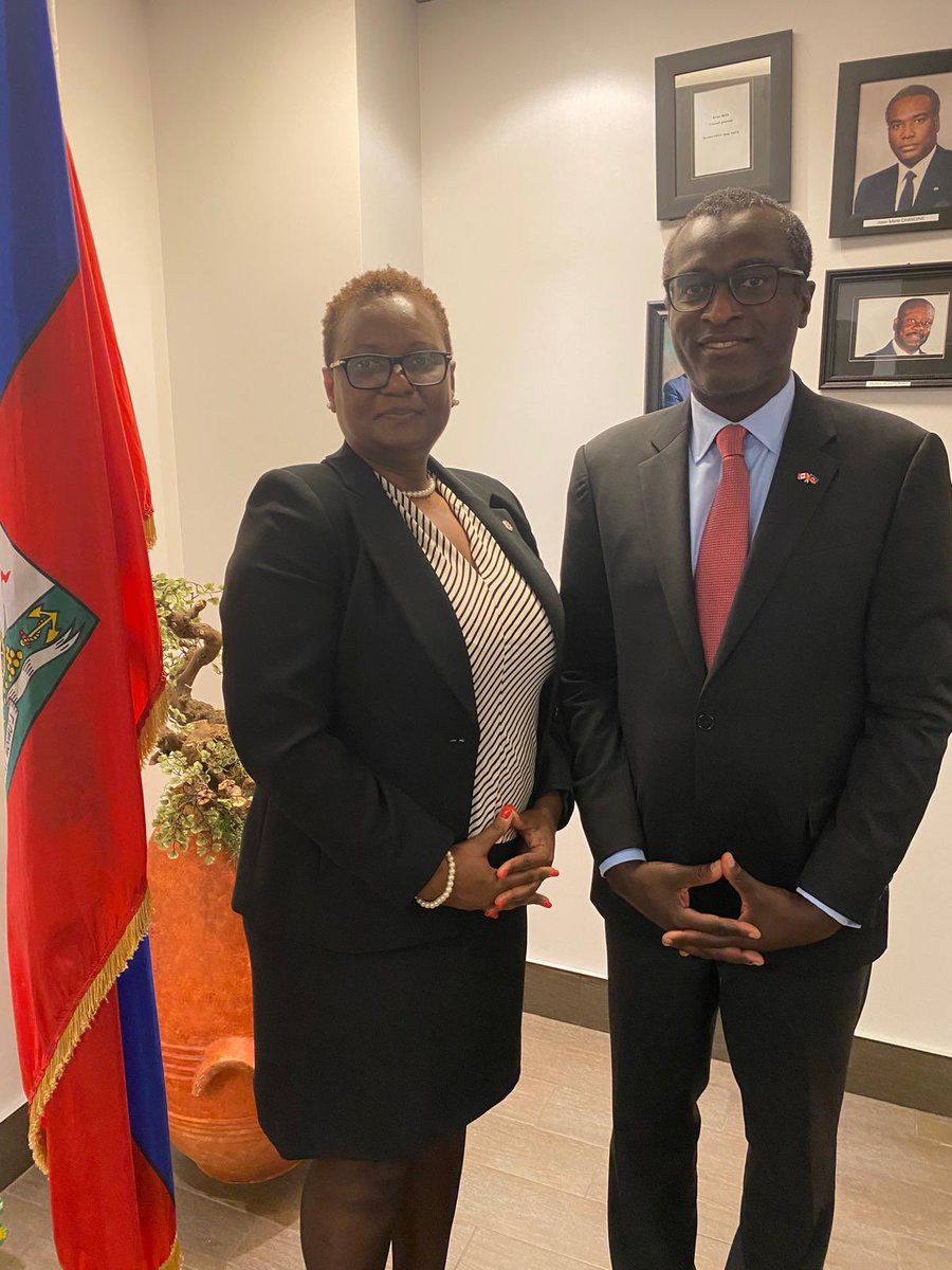 EmbHaiti_ca's tweet photo. Madame @GuerlineFRDRC installée dans ses nouvelles fonctions au Consulat Général de la République d’Haïti à Montréal.-

La prise de fonction de Madame Guerline Frédéric en tant que Cheffe de poste a.i du Consulat Général de la République d'Haïti à Montréal a lieu le 2 juillet 2024. L’évènement a été marqué par une cérémonie solennelle présidée par l’Ambassadeur de la République d’Haïti au Canada, SE @arthuweb. Le personnel du consulat ainsi que quelques proches de la nouvelle Consule générale a.i. ont pris part à cette investiture.
Dans ses propos de circonstance, la Cheffe de poste a.i sortante, Madame Sabine Jean-Joseph a exprimé sa satisfaction en transmettant les rênes avec le cœur léger et le sentiment du devoir accompli. Elle en a profité pour remercier chaleureusement ses collègues pour leur collaboration pendant plus d’une année passée à la tête du consulat. Pour sa part, L’Ambassadeur Weibert Arthus a félicité Madame Sabine Jean Joseph pour son parcours exemplaire dans la diplomatie et sa gestion durant son intérim comme cheffe de poste. Il a adressé ses félicitations à Madame Guerline Frédéric  pour son professionnalisme et sa franche collaboration avec ses anciens collègues de l’Ambassade tout en lui souhaitant du succès dans sa nouvelle fonction. Par ailleurs, l’Ambassadeur en a profité pour encourager les cadres du Consulat à accomplir leur tâche avec professionnalisme et rigueur et les appelle à apporter leur entière collaboration à la nouvelle Consule Générale a.i.
Madame Guerline Frédéric , dans son allocution, a exprimé sa gratitude envers le Premier Ministre haïtien Dr Garry Conille et la Chancelière SE Dominique Dupuy pour cette opportunité de servir son pays à ce niveau. Elle a salué la nouvelle dynamique impulsée par Madame la ministre des Affaires étrangères au sein des Missions diplomatiques, notamment l'instauration d'une politique de discrimination positive en faveur des femmes conformément à la législation haïtienne.
Madame Frédéric  se dit consciente des défis qui l’attendent dont le traitement des demandes de services des compatriotes au Consulat, enjoint le personnel à une franche collaboration et à un esprit d'équipe pour mieux servir les différentes communautés haïtiennes au Canada et particulièrement celles au Québec.
Madame Guerline Frédéric, pendant tout son parcours professionnel, a toujours misé sur la rigueur et le professionnalisme pour accomplir ses tâches. Détentrice d’une licence en psychologie, la nouvelle Cheffe de poste  a.i du Consulat Général d'Haïti à Montréal place les rapports humains au centre de ses actions. Pour avoir été chargée de liaison entre le ministre des Affaires étrangères et le personnel dudit ministère en qualité de membre de cabinet de mars à septembre 2020, Madame Frédéric a pu renforcer ses compétences en gestion de ressources humaines. Un atout qu’elle compte mettre à profit pour une meilleure harmonie dans ses rapports avec le personnel du consulat et les demandeurs de service.
Avant sa nomination en tant que Cheffe de poste a.i du Consulat Général d'Haïti  à Montréal, Madame Guerline Frédéric  occupait le poste de Conseiller et responsable des affaires administratives à l'Ambassade de la République d'Haïti au Canada depuis octobre 2020.