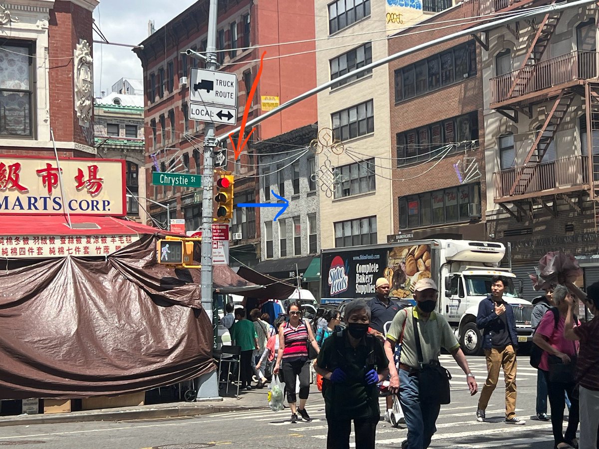 HildaBikes's tweet photo. Street light is facing wrong way at SWCorner of Chrystie and Grand. ⁦@NYC_DOT⁩ ⁦@nyc311⁩ but cannot fill out form easily. Cars heading north running red as this stays green for southbound traffic only. https://t.co/g5tZ3dp4tL