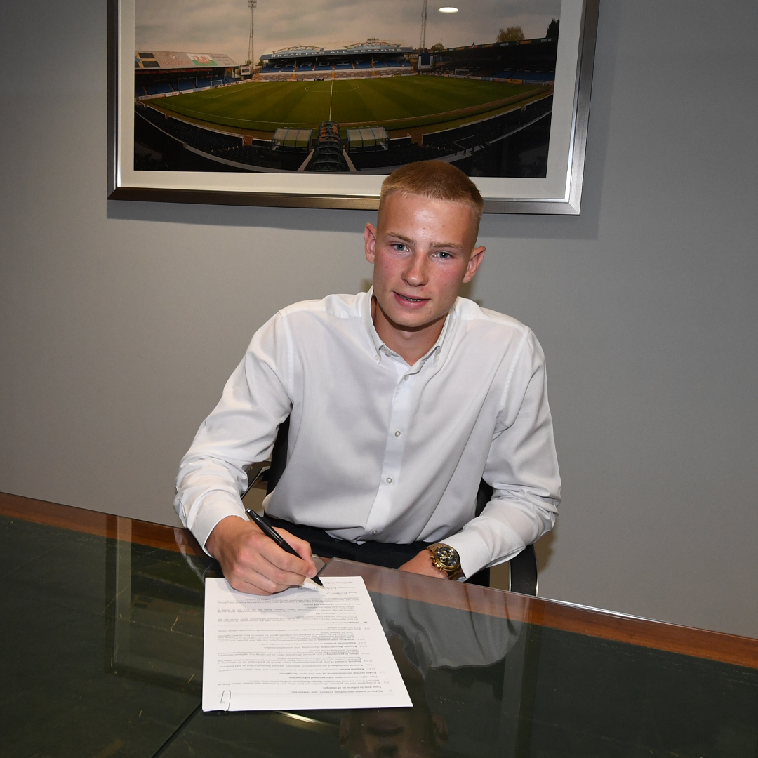 CF11Academy's tweet photo. Twelve promising young talents have put pen-to-paper on professional contracts with @CardiffCityFC! ✍️

Congratulations, #Bluebirds! 💙

Read more ⤵️

#CityAsOne