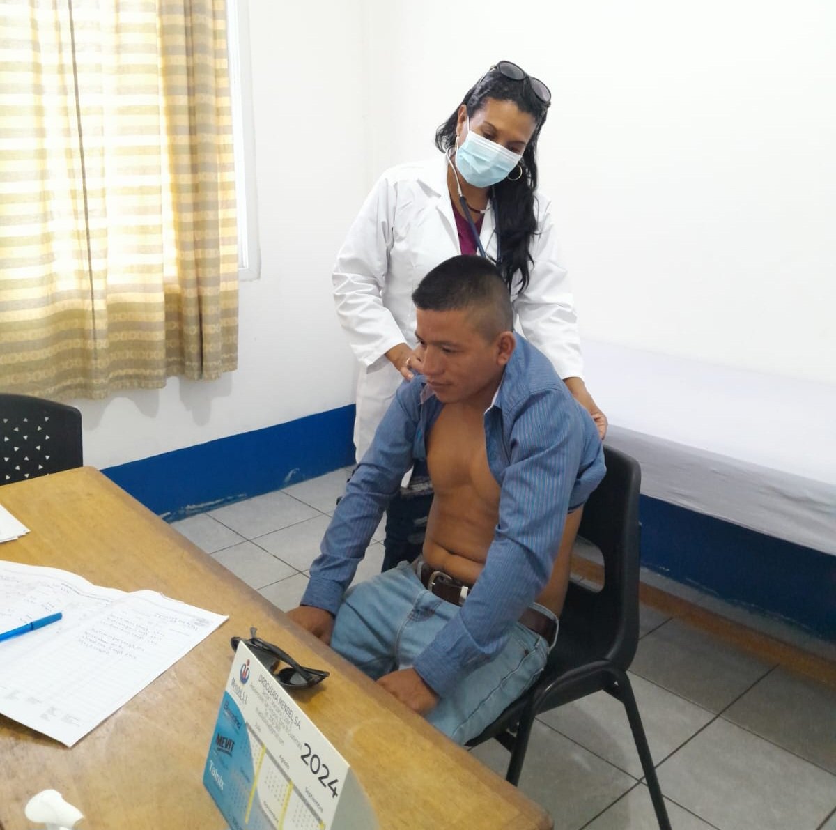 ArletysLp74793's tweet photo. Servir en beneficio de la salud del pueblo es una virtud que poseen los médicos cubanos, quienes entregan esperanza y bienestar a todos los pacientes. La Dra. Dora Moya labora en el Centro de Atención Permanente de San Andrés, ejemplo de mujer internacionalista 
#CubaCoopera https://t.co/mmUbI21rXL
