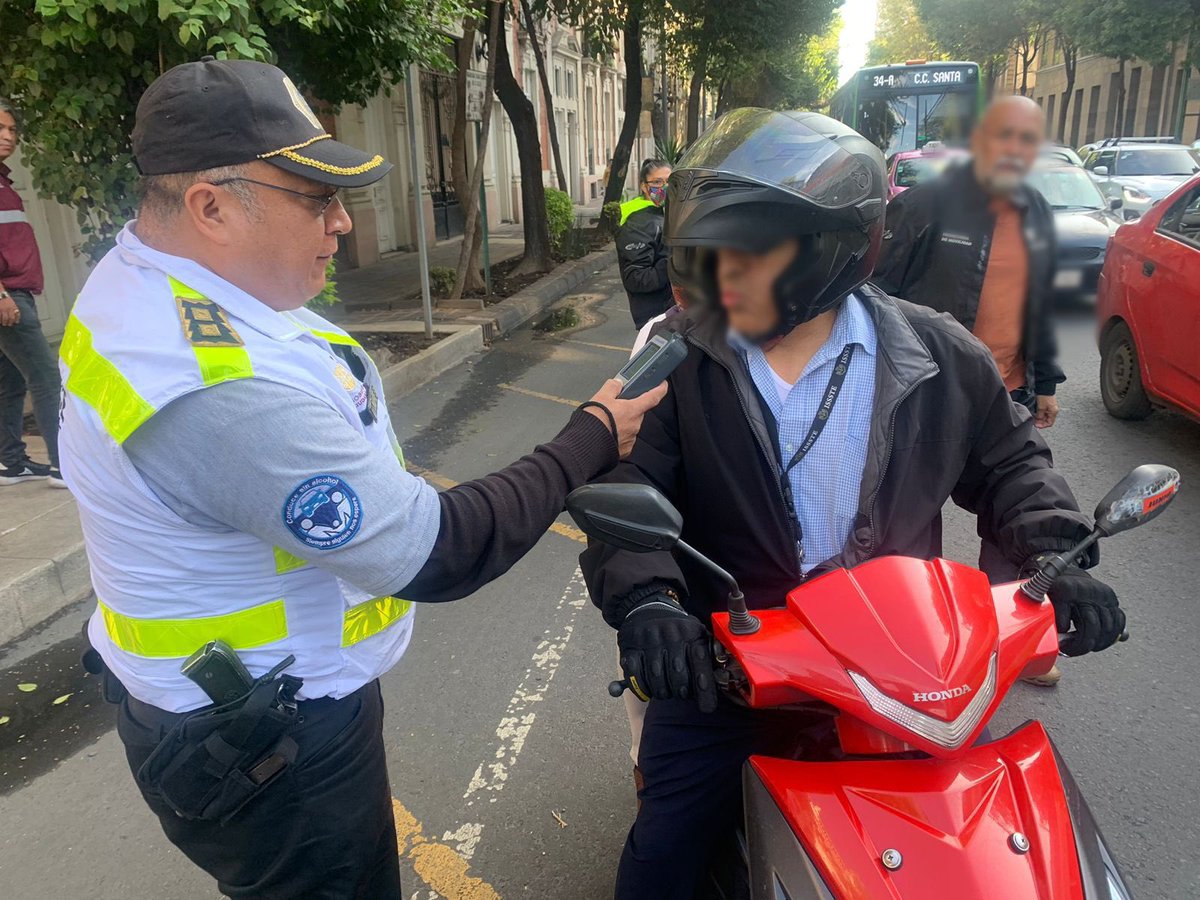 jmorenocdmx's tweet photo. En Av. #Bucarelli y #Chapultepec, @AlcCuauhtemocMx, se llevó a cabo el dispositivo #SalvandoVidas, en coordinación con @LaSEMOVI, la Dir. Gral. de Alcoholímetro y D. Humanos.

Resultado:

• 33 infracciones
• 15 remisiones a depósito
• 110 pruebas de alcoholemia https://t.co/NDXXLhRweT
