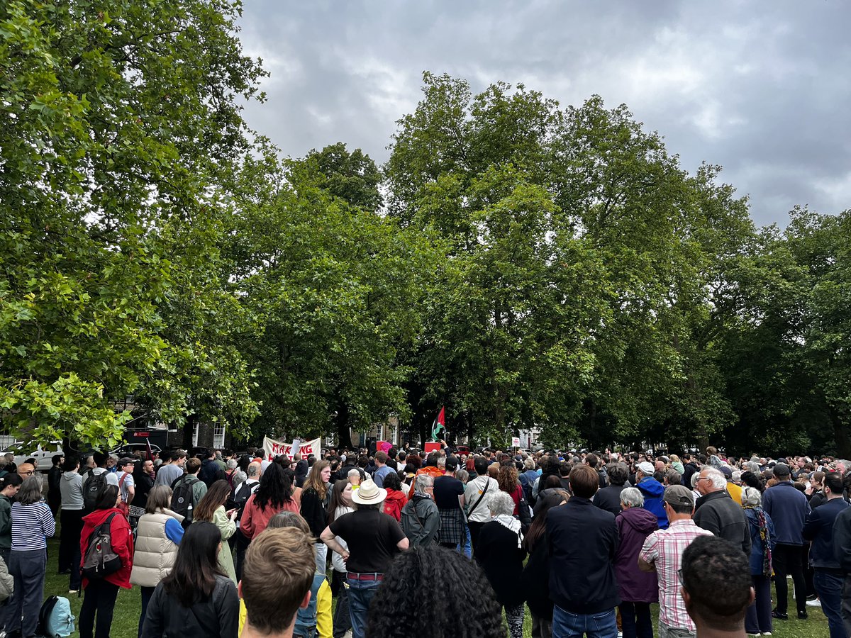 ShabbirLakha's tweet photo. Hundreds out in Islington for @jeremycorbyn’s eve-of-election rally
#VoteCorbyn #VoteNHS #VoteNoToWar #IndependentsDay #PalestineDay #GE2024 https://t.co/muZA4pI0zQ